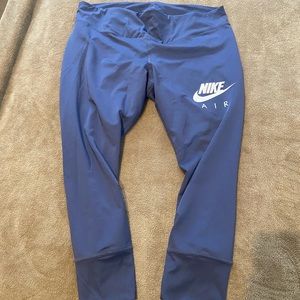 Nike crop leggings with back waist pocket
